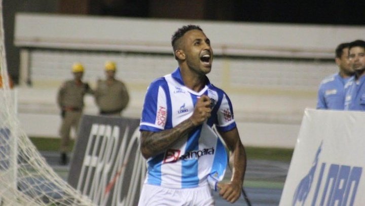 Fabinho Alves prueba suerte en Joinville