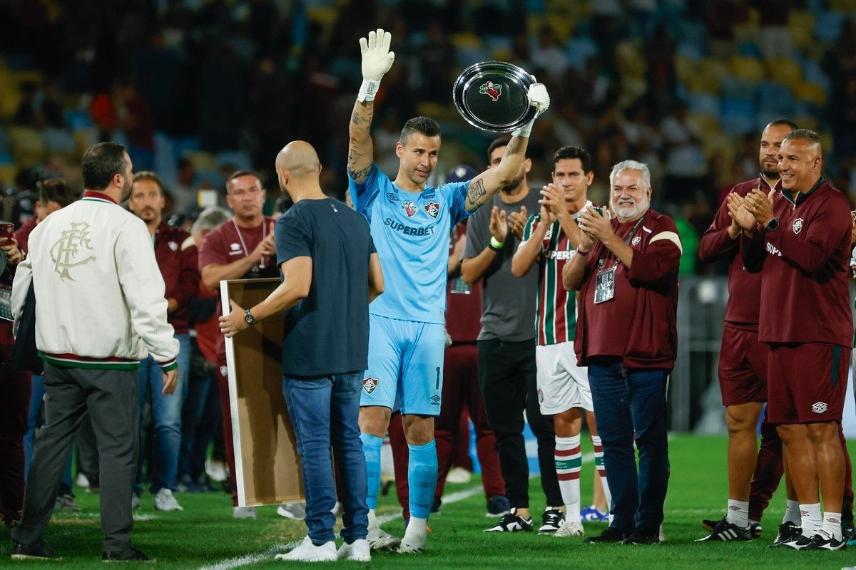 Lenda inglesa Peter Shilton parabeniza Fábio, goleiro do Fluminense, por superar seu recorde de partidas oficiais no futebol masculino, classificando-a como "uma conquista brilhante".