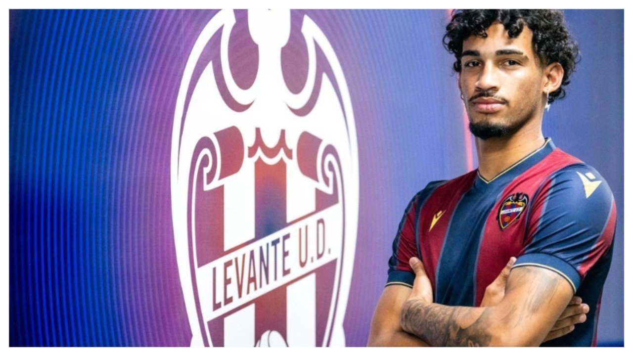 Fabrício, no Brasil, aguardando transferência para o Vitória