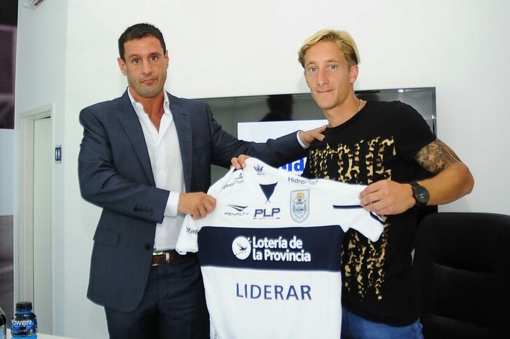 Facundo Castillón posa con la camiseta de Gimnasia La Plata. Twitter