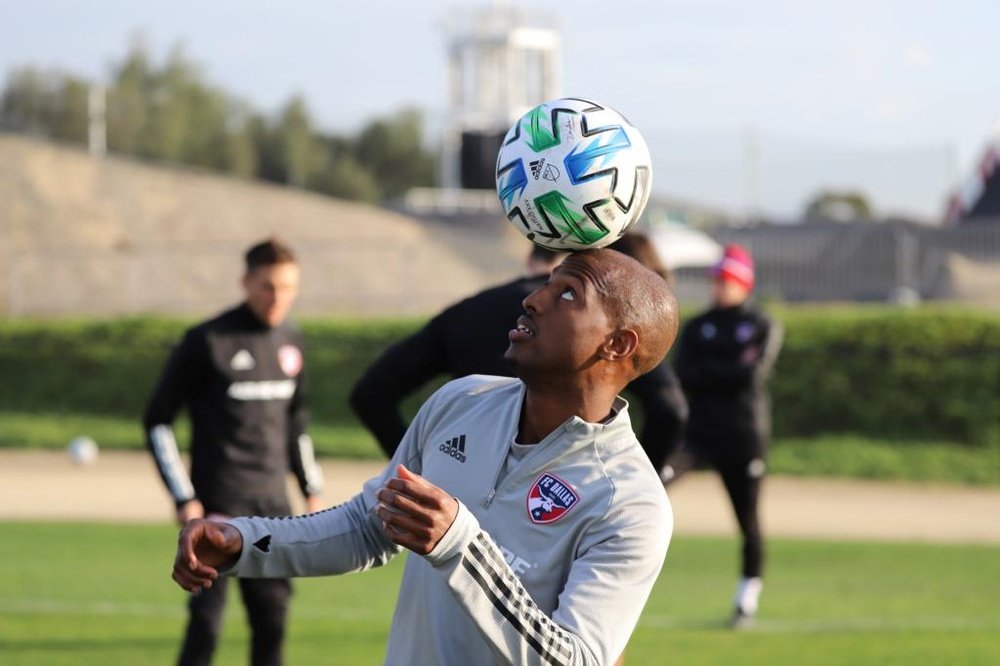 Picault relata o racismo praticado por seu técnico. FCDallas