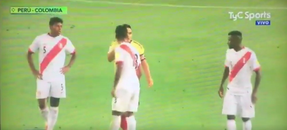 Falcao fue dialogando uno por uno con los jugadores peruanos. Captura/TyCSports