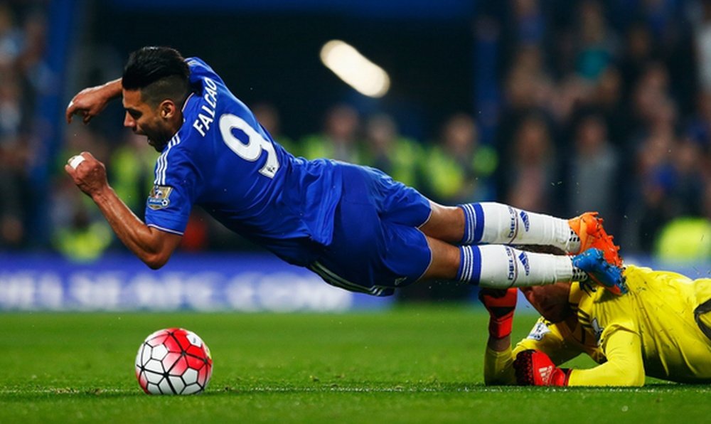 Falcao cae al suelo durante un partido del Chelsea. Twitter