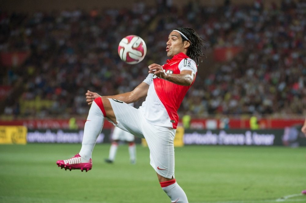 Falcao controla un balón durante un AS Mónaco - FC Lorient. ASMónaco.