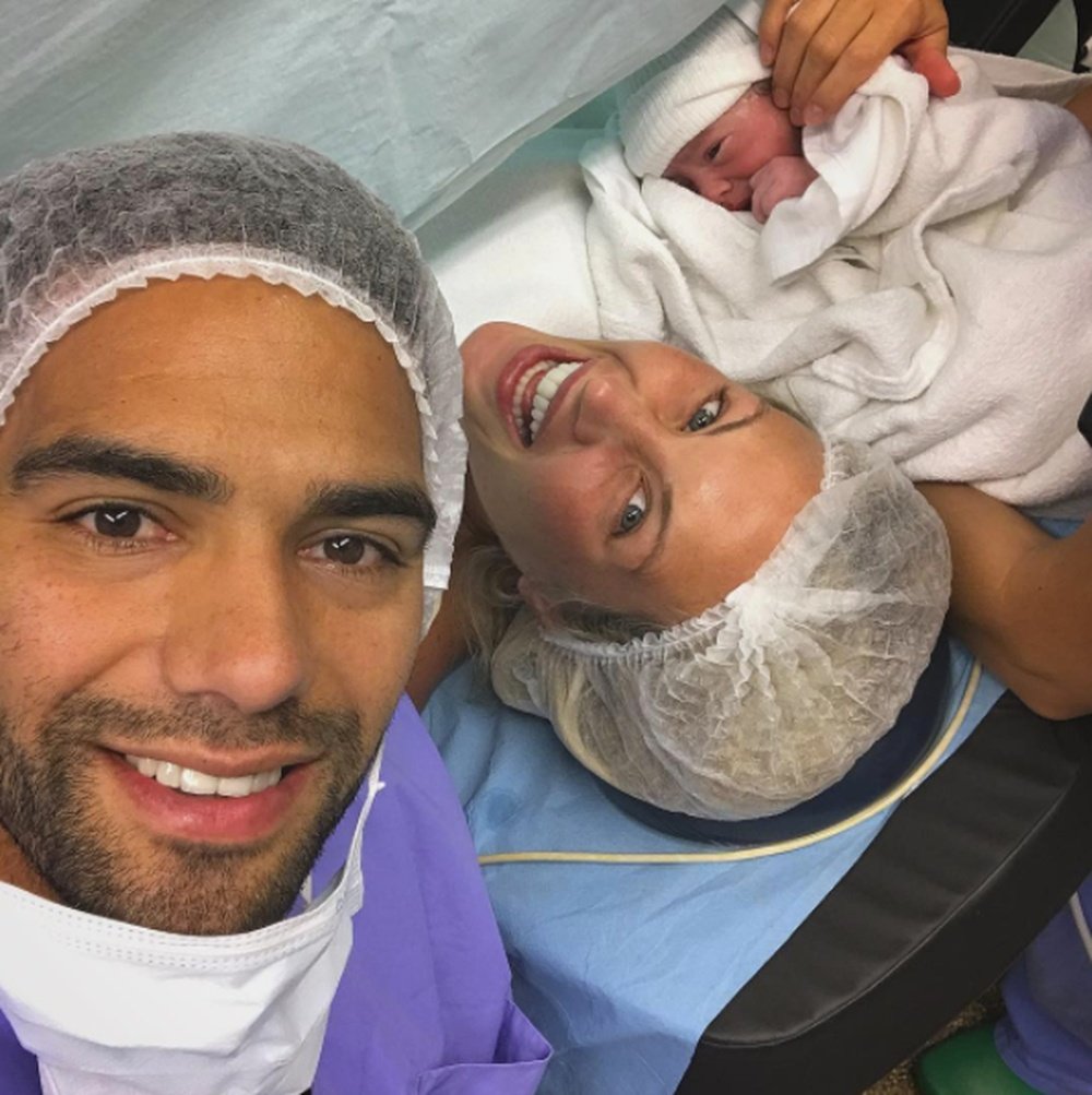Falcao posa orgulloso con su mujer y su hija recién nacida. Instagram