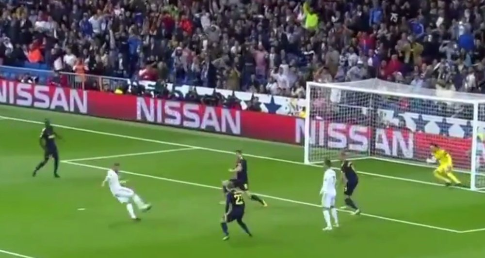 Benzema missed the target with the goal gaping. beINSPORTS