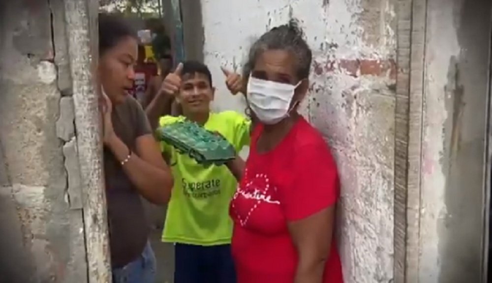 Teo donó comida en varios barrios de Barranquilla. Captura/Teogol_
