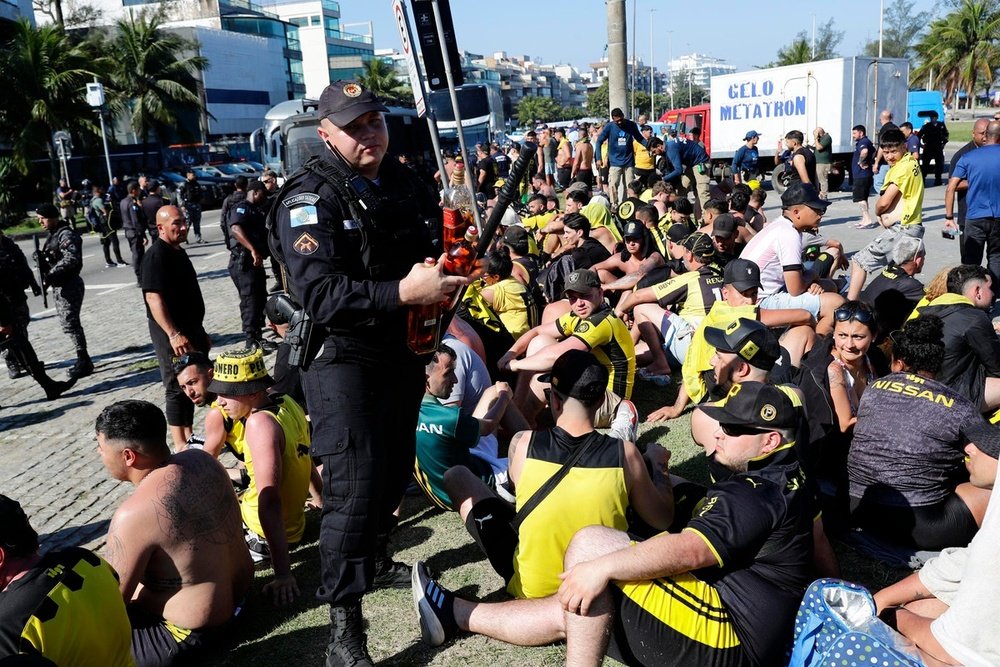 Torcedores do Peñarol cometem atos vandalismo no Rio de Janeiro. EFE
