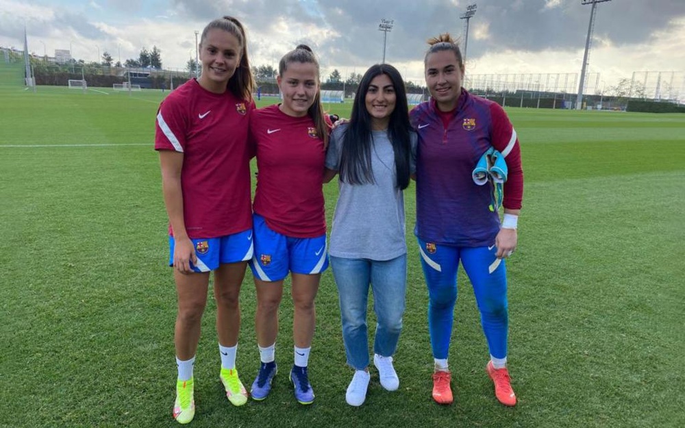 Farkhunda Muhtaj, capitana y activista humanitaria, visitó al Barça. Twitter/FCBarcelona_es