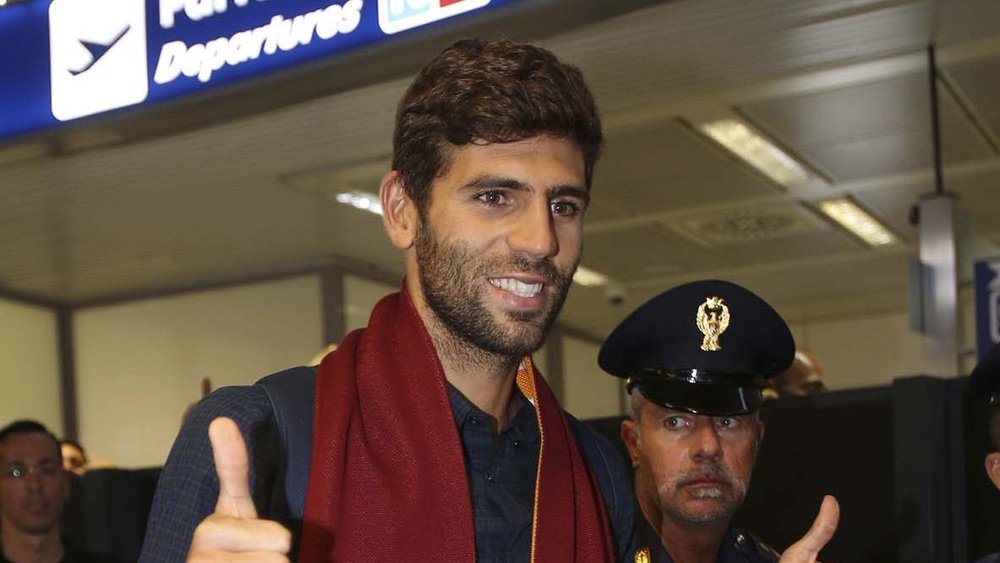 Fazio at his arrival. OfficialASRoma