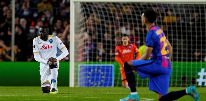 Com show de gols perdidos, Barça empata com Napoli no Camp Nou