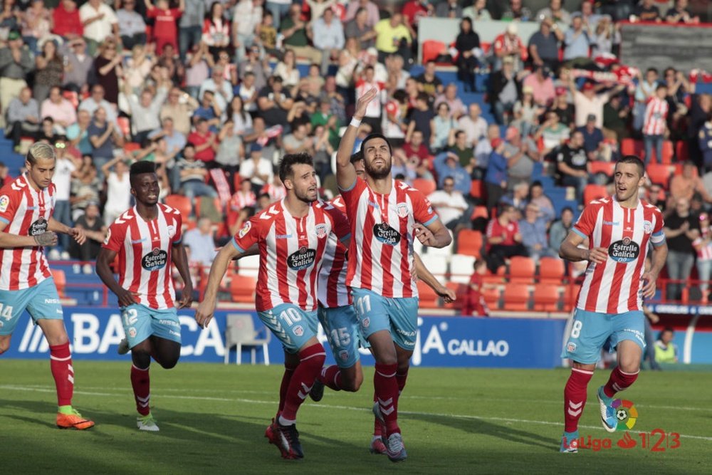 Fede Vico celebra con sus compañeros del Lugo el tanto de la victoria ante el Tenerife. LaLiga