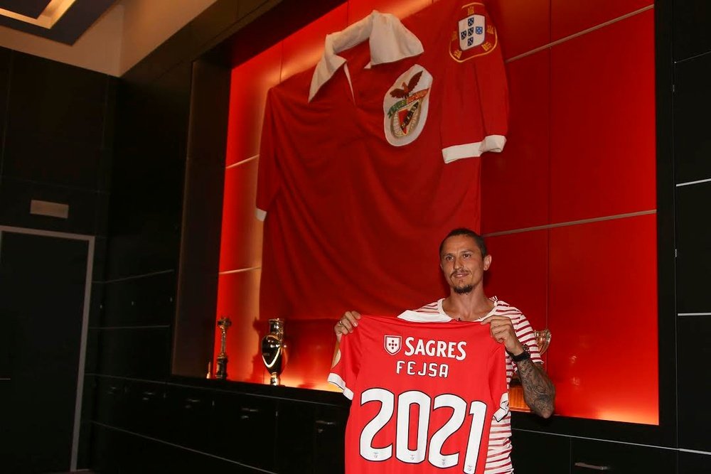 Fejsa renova até 2021 com o Benfica. Twitter/SLBenfica
