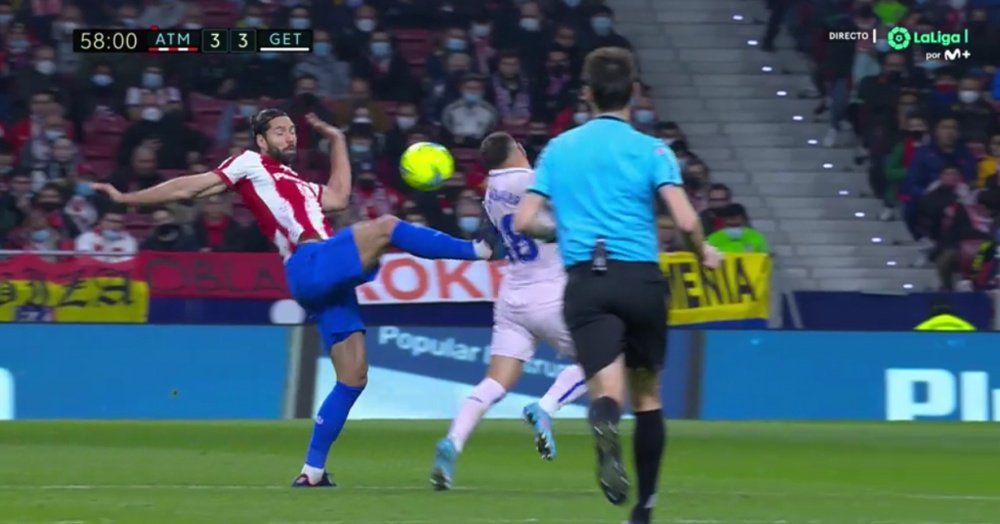 Felipe, una vez más: roja directa tras una entrada con los tacos por delante. Captura/MovistarLaLiga