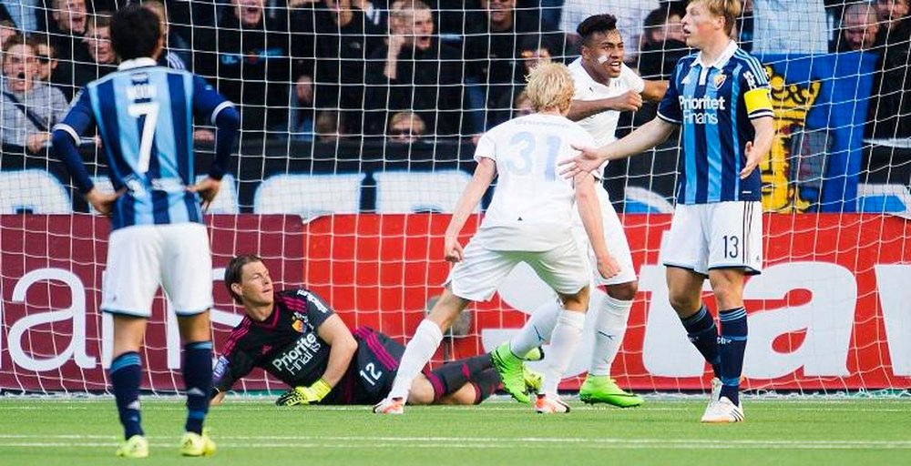 Felipe Carvalho celebra su tanto ante Franz Brorsson, en el Malmö- Djurgardens que terminó 2-0. Twitter