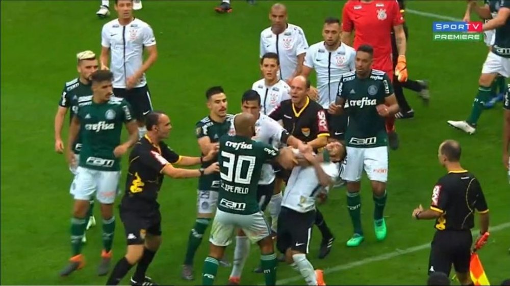Felipe Melo volvió a golpear a un rival. Captura/SportTV