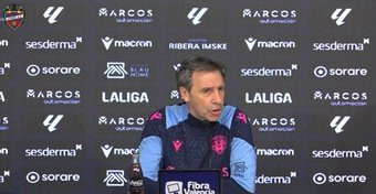 El técnico Felipe Miñambres anima a la hinchada del Levante a seguir con el ánimo alto. 