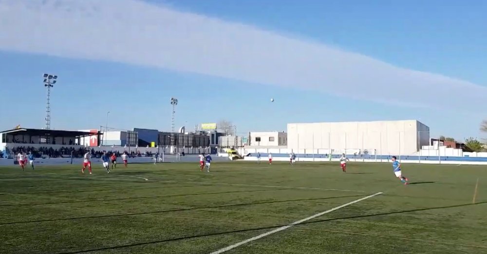 Félix Bape se prepara para recibir un balón e inventarse una vaselina en el Mar Menor-El Castillo.