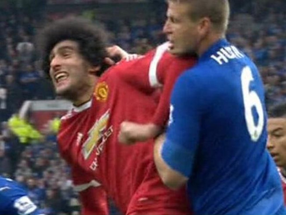 Fellaini le dio un codazo directamente en la mandíbula al jugador alemán del Leicester. Canal+Fútbol