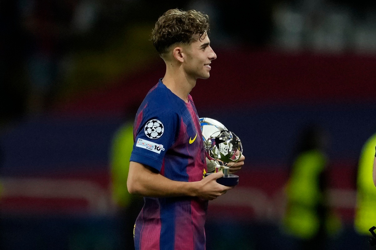 Fermín posa con el trofeo de MVP del Barcelona-Olympiacos de la Fase Liga de la Champions