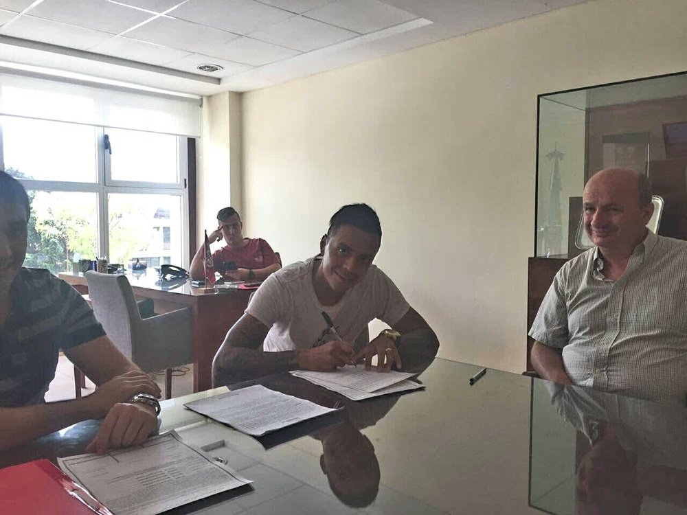 Fernando Barrientos ha firmado su renovación con Lanús hasta el 30 de junio de 2021. ClubLanús