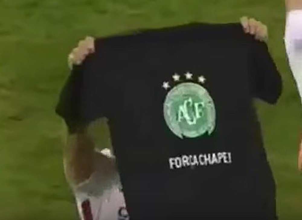 Fernando Boldrin recordó a las víctimas de Chapecoense en su gol. Youtube