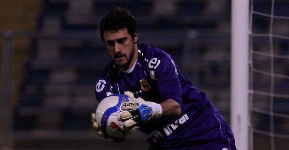 Fernando de Paul ataja un balón durante un partido con San Luis de Quillota. AFP