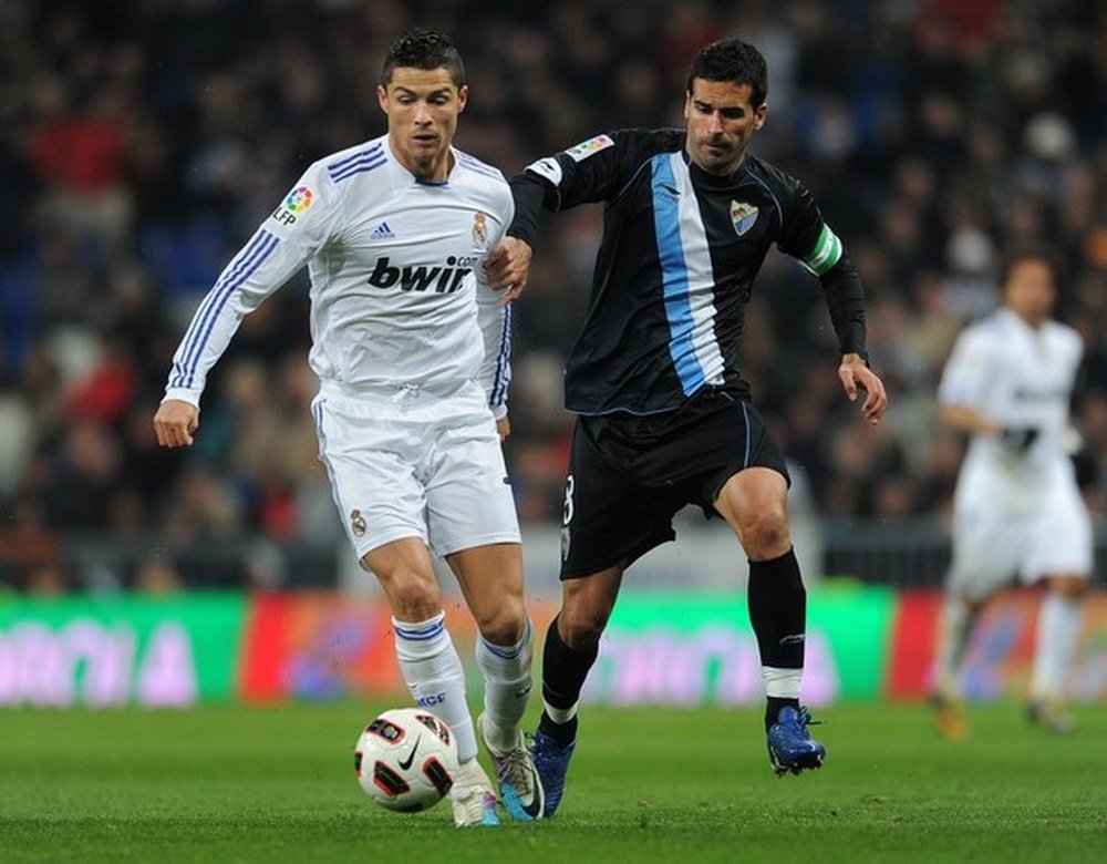 Fernando Fernández Escribano y Cristiano Ronaldo, en un encuentro entre el Málaga y el Real Madrid. AFP