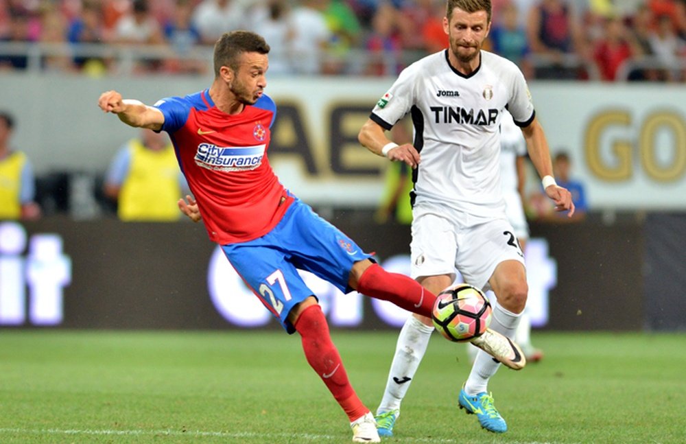 Fernando Henrique Boldrin dispara a portería con el Steaua de Buscarest. SteauaFC