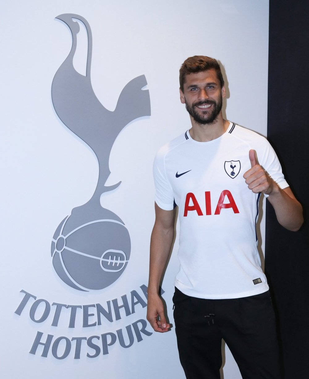 Llorente posa con la camiseta del Tottenham. Twitter/Tottenham