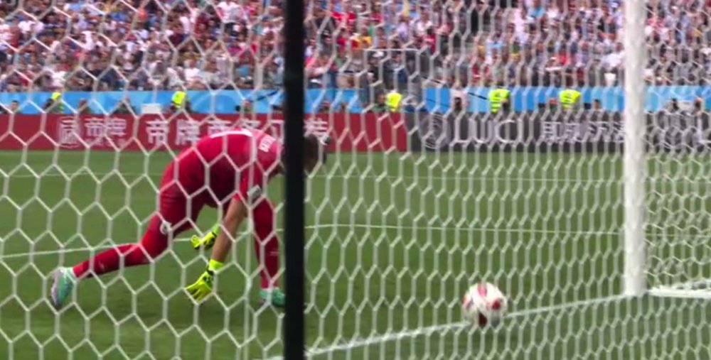 Fernando Muslera observa cómo su pésimo despeje se convierte en gol para Francia. Captura/Twitter