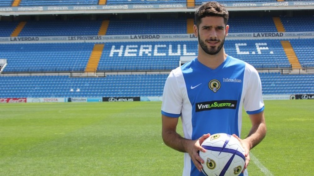 Román, futbolista del Hércules, ha calificado de positivo el empate ante el Badalona. CFHercules