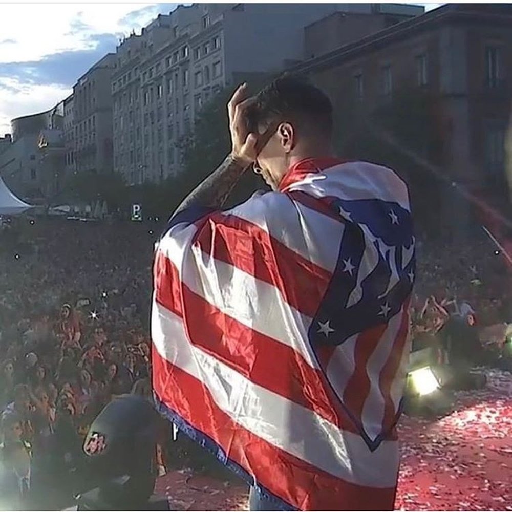 Torres jamás renunció a pasear la bandera del Atlético por el mundo. Twitter/Torres