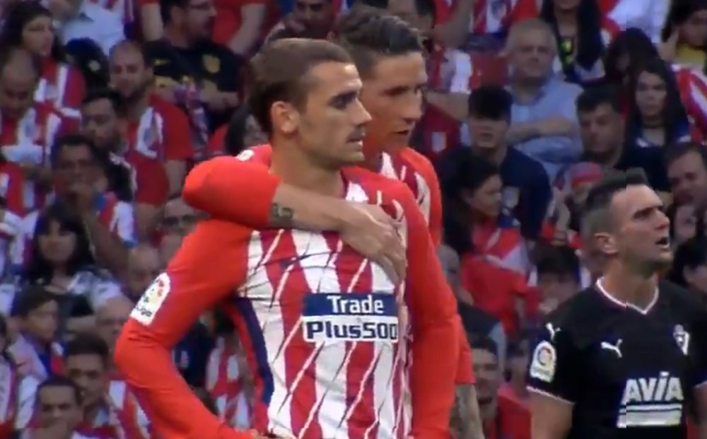 Torres consoled his team-mate. Captura