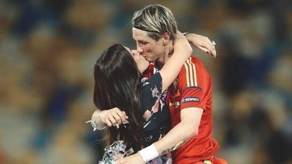 Fernando Torres kissing his girlfriend after winning with Spain. Twitter