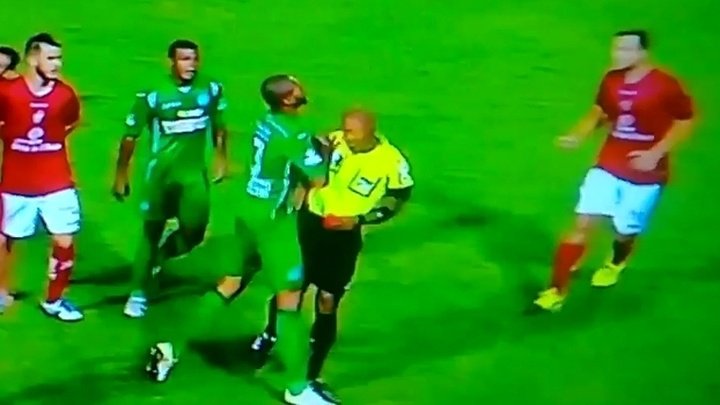 ¡Una tangana en Brasil acaba con el árbitro en el suelo!