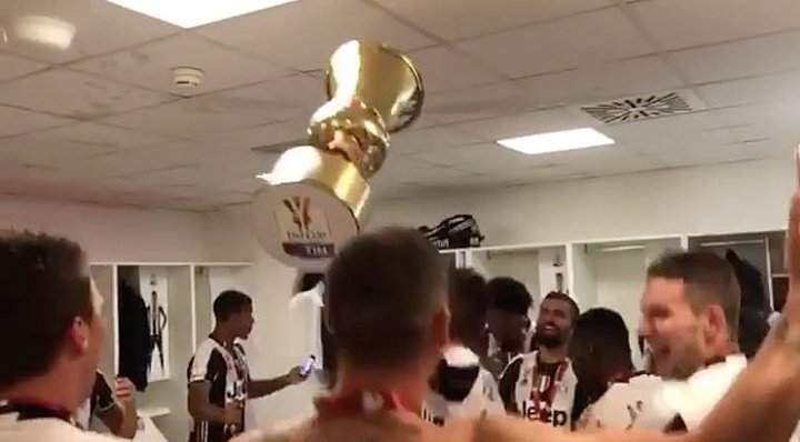 Fiesta por todo lo alto en el vestuario de la Juventus tras ganar la Coppa