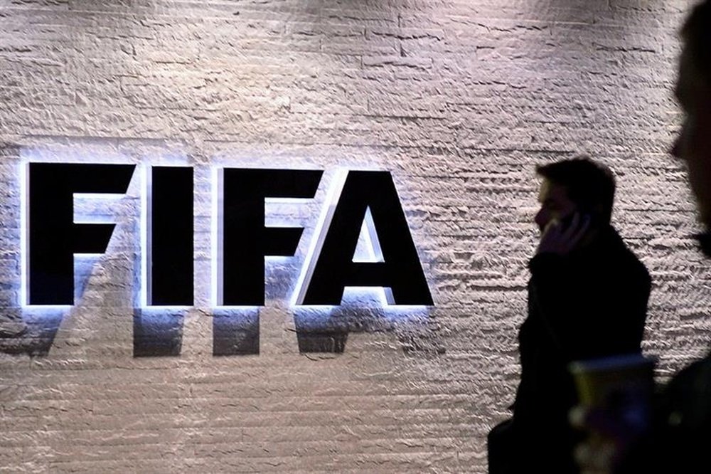 Un árbitro podría perder su categoría FIFA por un error. EFE/Archivo