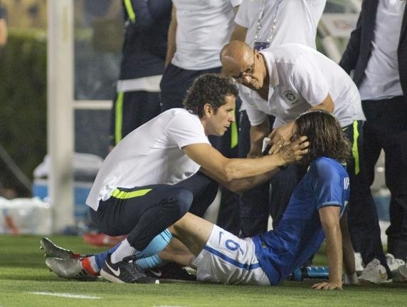 Filipe Luis se llevó la peor parte en un choque con su compañero Coutinho. AFP/EFE