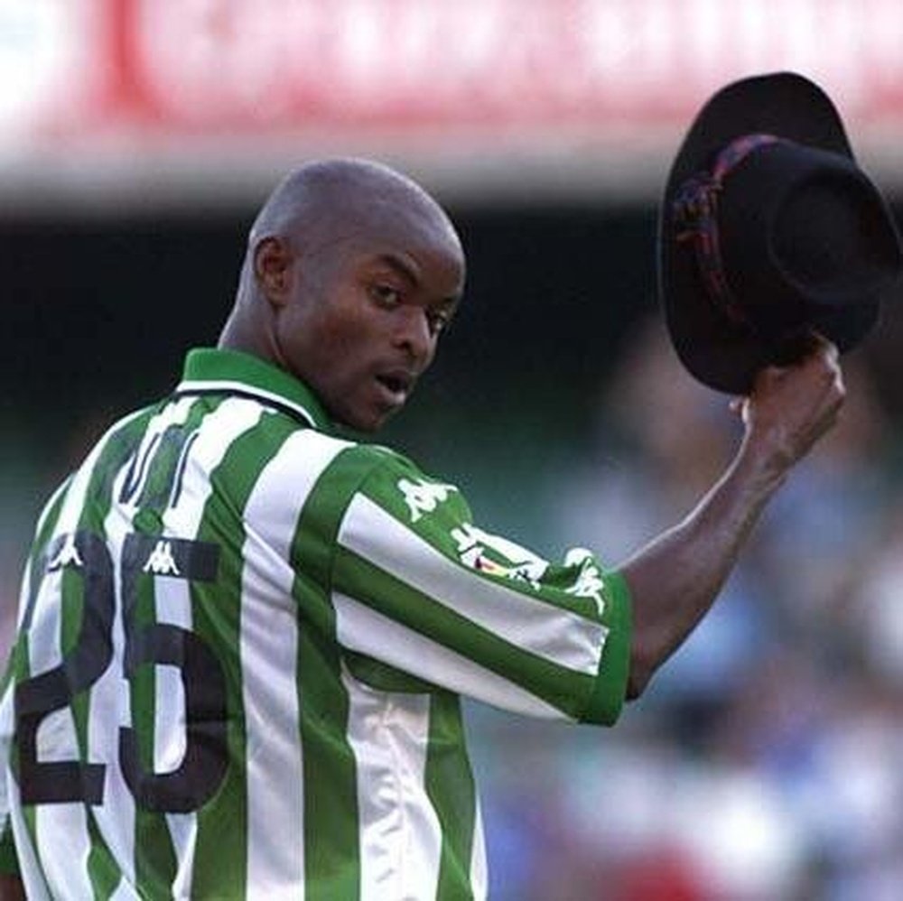 Finidi celebra un gol en su etapa verdiblanca. Twitter