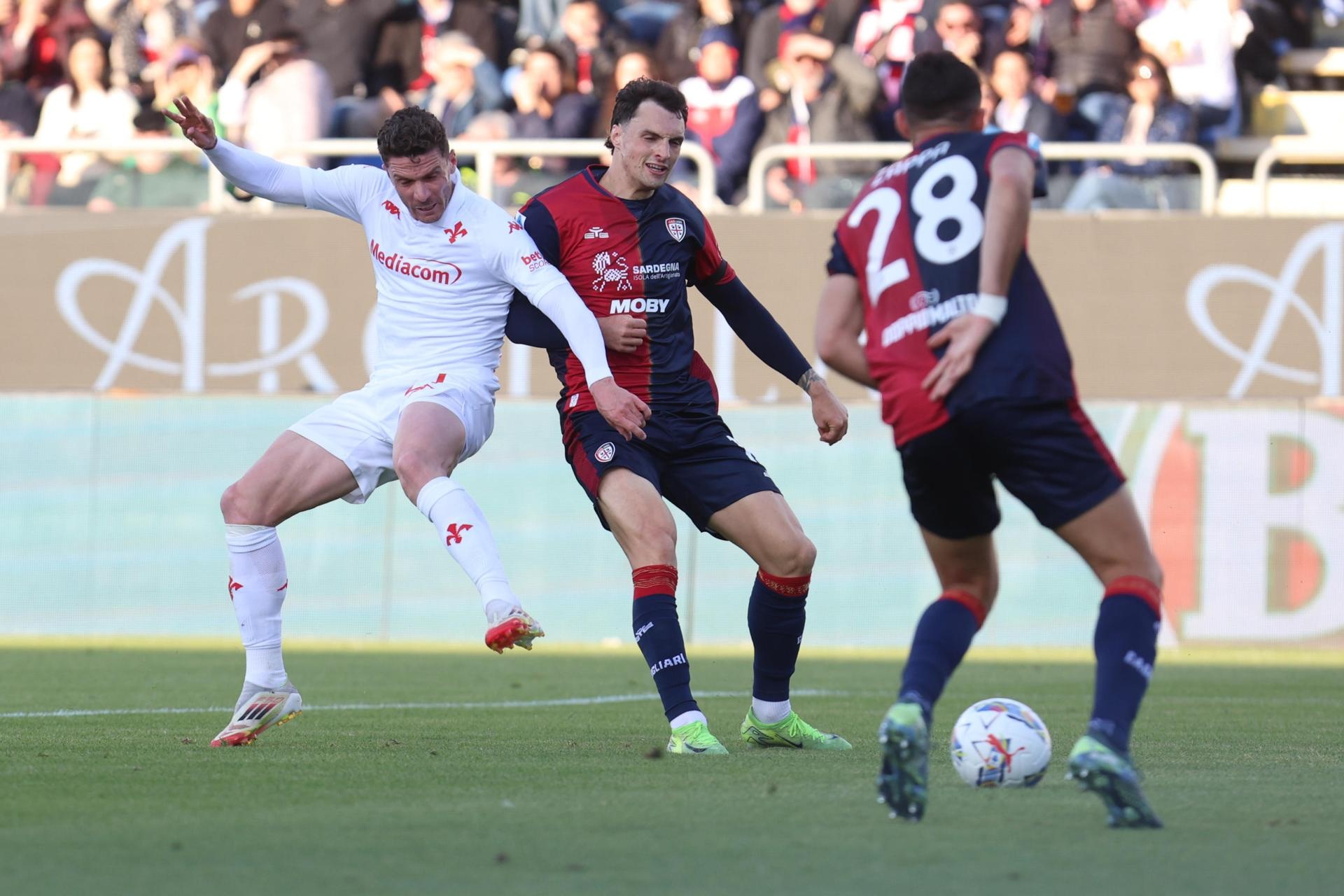 La Fiorentina vince in rimonta 2-1 a Cagliari grazie ai gol di Gosens e Beltrán, tenendo vivo il sogno Champions. I viola salgono a quota 58 e restano a quattro punti dal quarto posto.