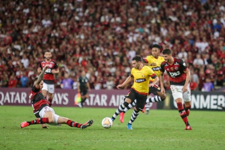 Flamengo passa, literalmente, por cima do Barcelona