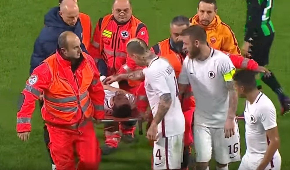 El lateral de la Roma se retiró entre lágrimas del partido ante el Sassuolo. Youtube