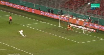 ¡Insólito! El Köln quedó fuera de la Copa por chutar un penalti con los dos pies