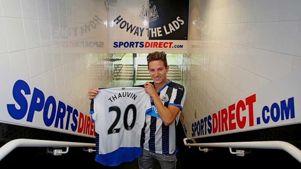 Florian Thauvin posa con su nueva camiseta del Newcastle United. NUFC