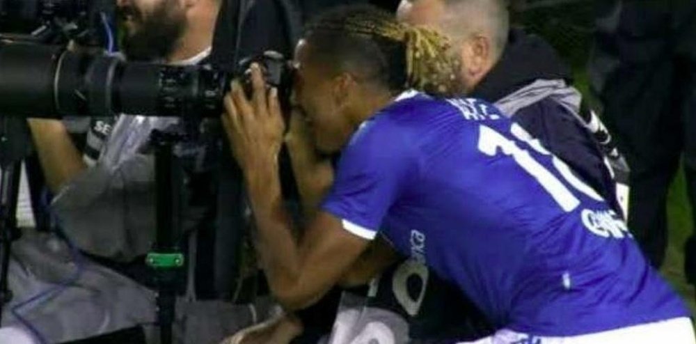 Celebró un gol mirando por una cámara... y el árbitro lo anuló mirando otra. Captura/ESPN