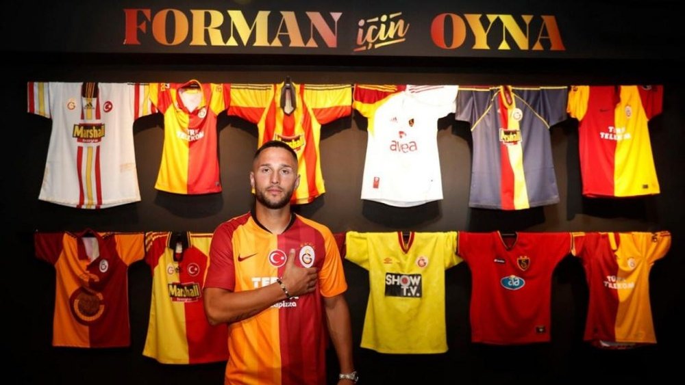 Florin Andone chega ao Galatasaray. Twitter/GalatasaraySK