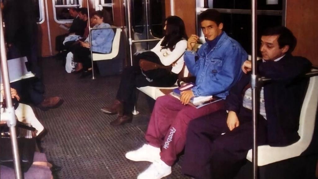 Raúl González, captado en un metro. Captura/Número 63 de 1994 de la revista Real Madrid