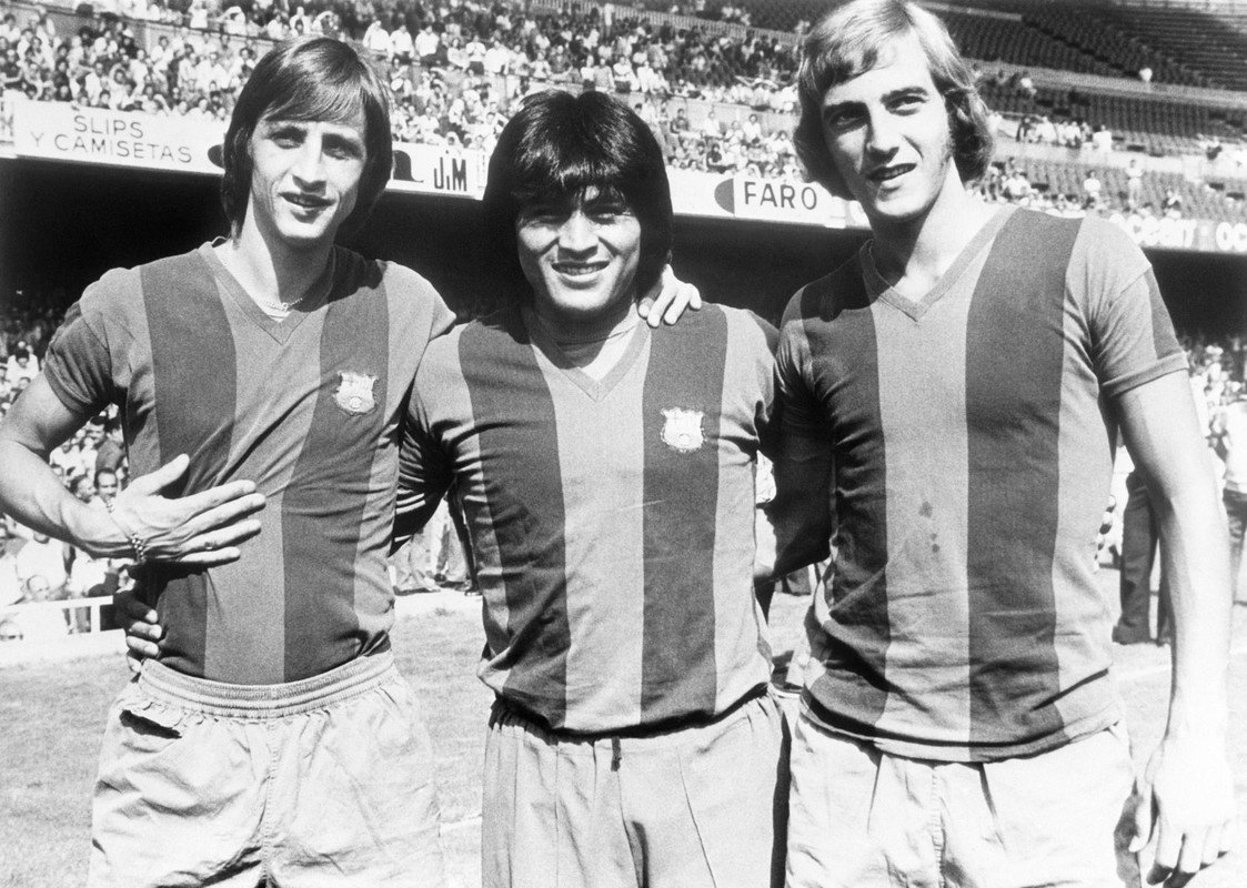 Hugo 'Cholo' Sotil entre Johan Cruyff (g) y Johan Neeskens (d). EFE/ra