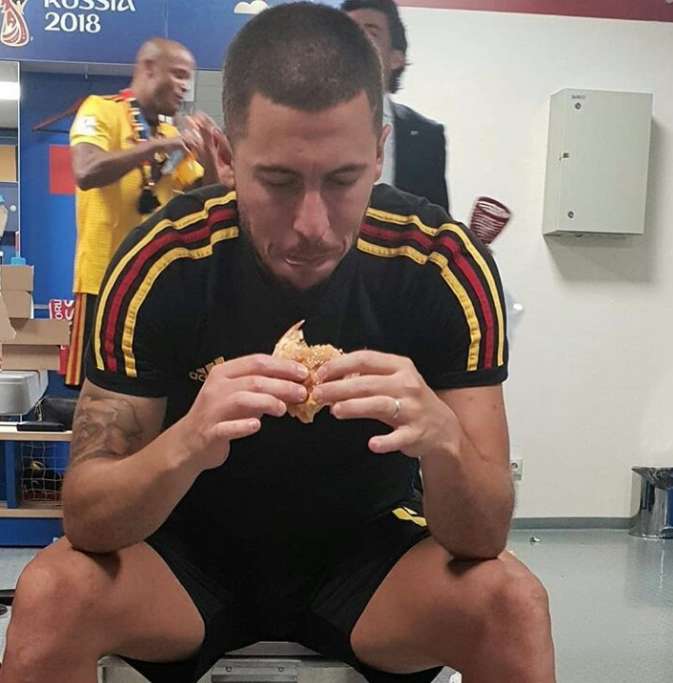 Eden Hazard se comió una hamburguesa durante un partido